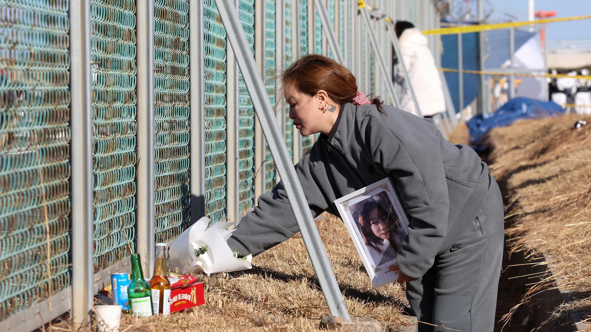 Muan (Korea, Republic Of), 31/12/2024.- A family member of a Thai victim in the Jeju Air plane crash visits the crash site of Muan International Airport, Muan County, South Korea, 31 December 2024. (Corea del Sur) EFE/EPA/YONHAP SOUTH KOREA OUT