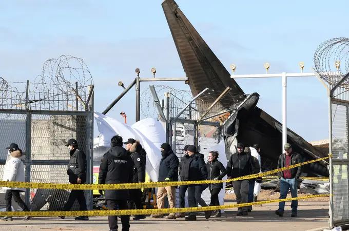 Corea del Sur investiga si el muro con el que chocó el avión respetaba las normas de aviación Corea del Sur investiga si el muro con el que chocó el avión respetaba las normas de aviación