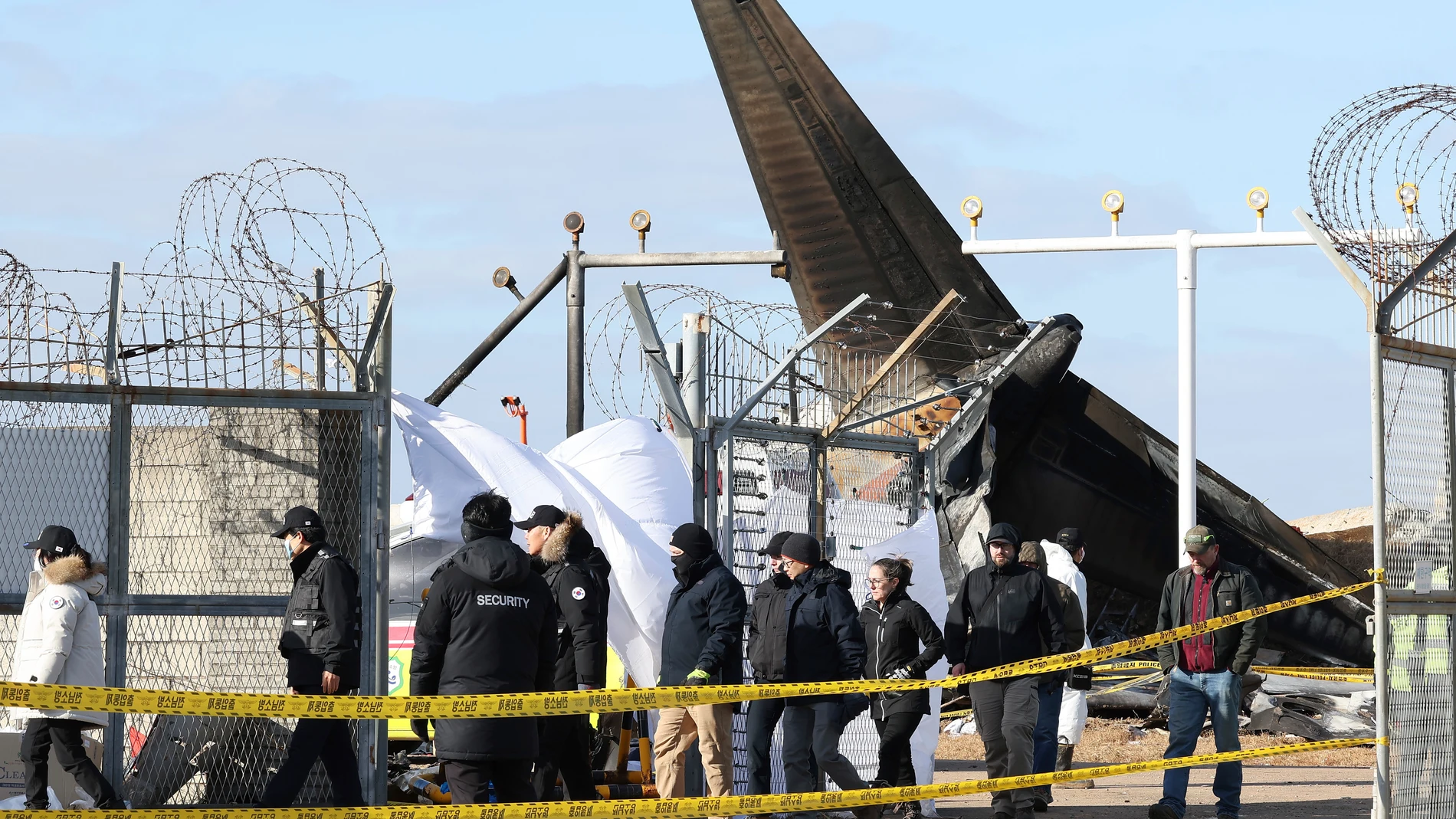Investigadores de Estados Unidos y Boeing inspeccionan el lugar del accidente en el aeropuerto de Muan
