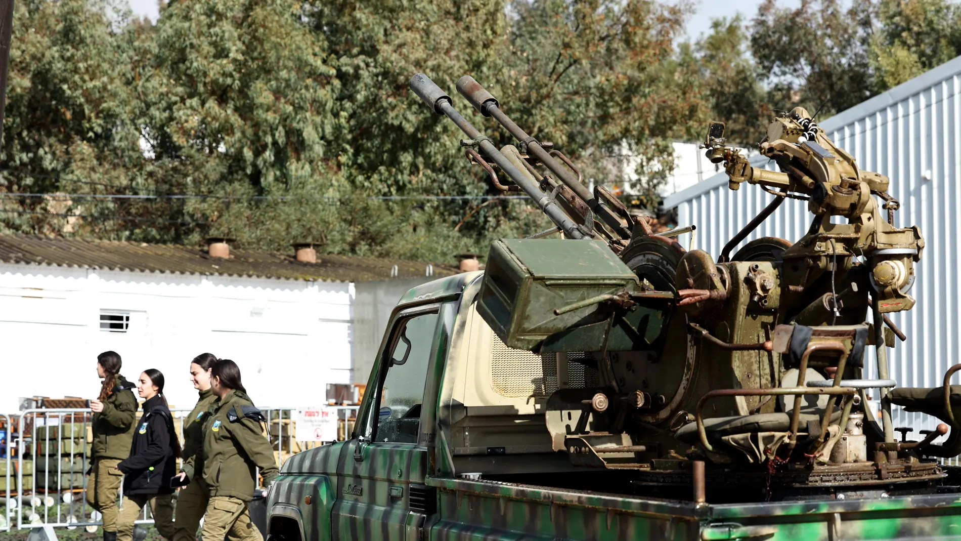 Amiad (Israel), 31/12/2024.- Israeli soldiers walk next to military weapons displayed for the media at Amiad military camp, northern Israel, 31 December 2024. According to the Israeli army, the equipment and weapons were uncovered throughout the ground operation in south Lebanon. A 60-day ceasefire agreement between Israel and Hezbollah came into force on 27 November 2024. (Líbano, Hizbulá/Hezbolá) EFE/EPA/ATEF SAFADI