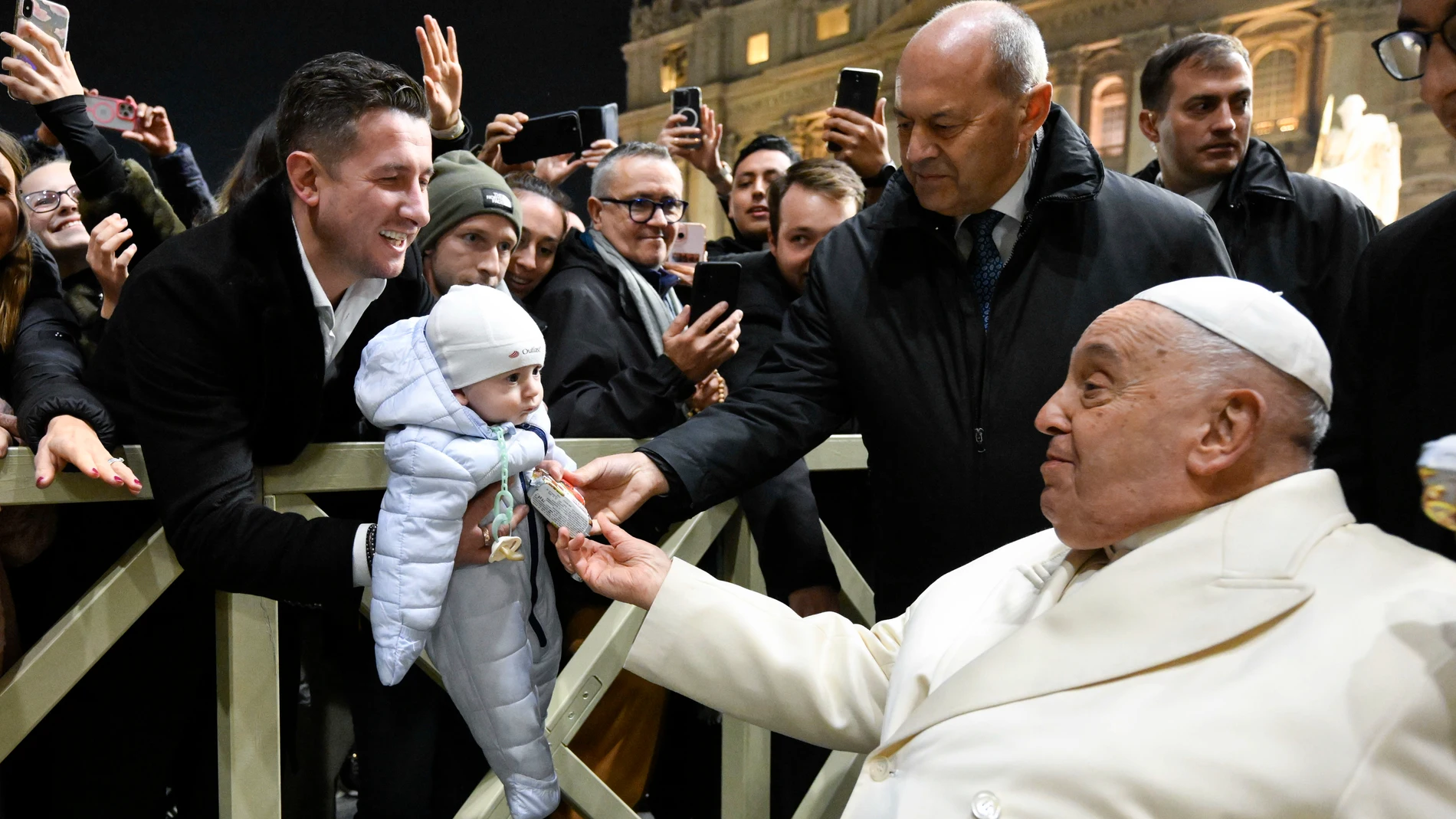 CIUDAD DEL VATICANO, 31/12/2024.- El papa Francisco saluda a la gente en su visita al belén de la plaza de San Pedro del Vaticano. EFE/Dicastero Vaticano/Francesco Sforza /SOLO USO EDITORIAL/SOLO DISPONIBLE PARA ILUSTRAR LA NOTICIA QUE ACOMPAÑA (CRÉDITO OBLIGATORIO)