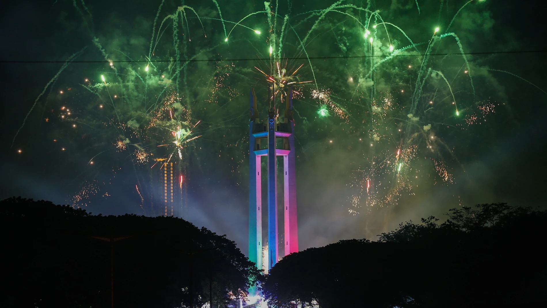 Quezon City (Philippines), 31/12/2024.- A fireworks display marks the New Year above the Memorial Circle of Quezon City, Metro Manila, Philippines, 01 January 2025. Revelers in the Philippines welcomed the new year, with many opting to come out of their homes to watch fireworks displays supervised by local government units. (Filipinas) EFE/EPA/ROLEX DELA PENA