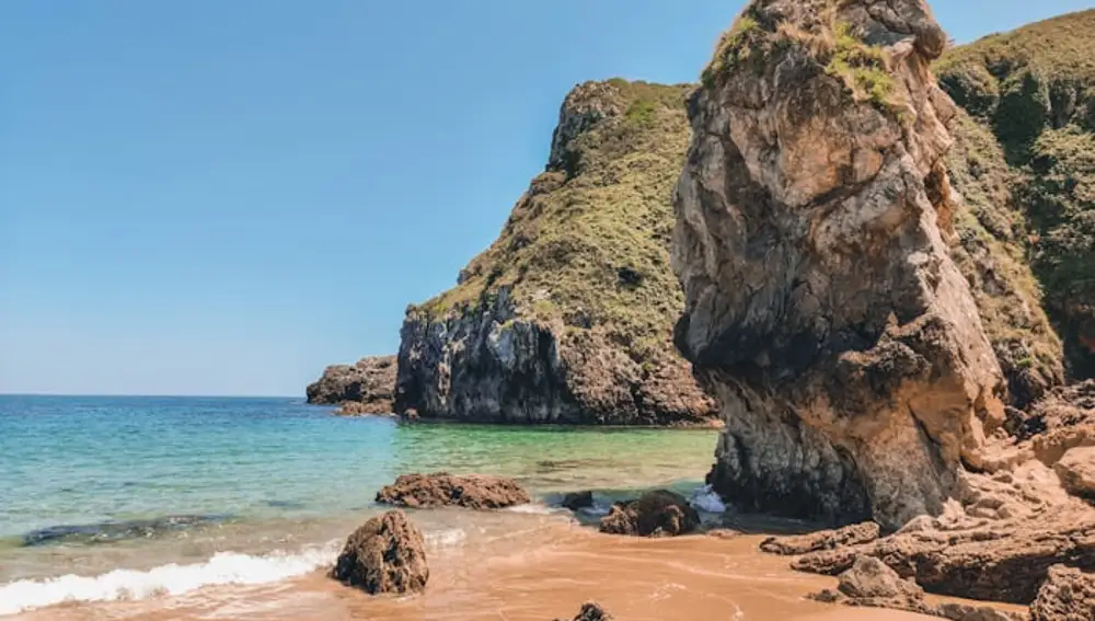 Playa de Amio, con sus enormes rocas en forma de catedral.