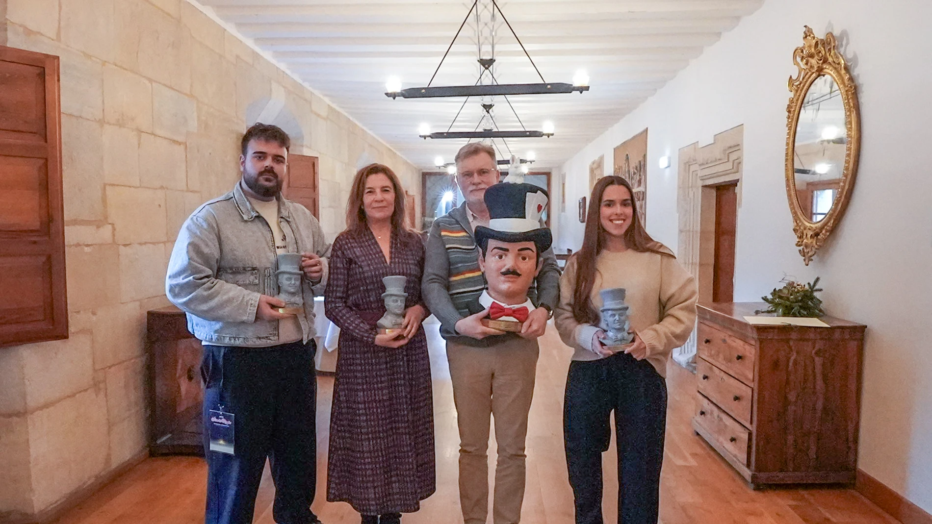 Foto de familia de los premiados en el festival Vive la magia de León