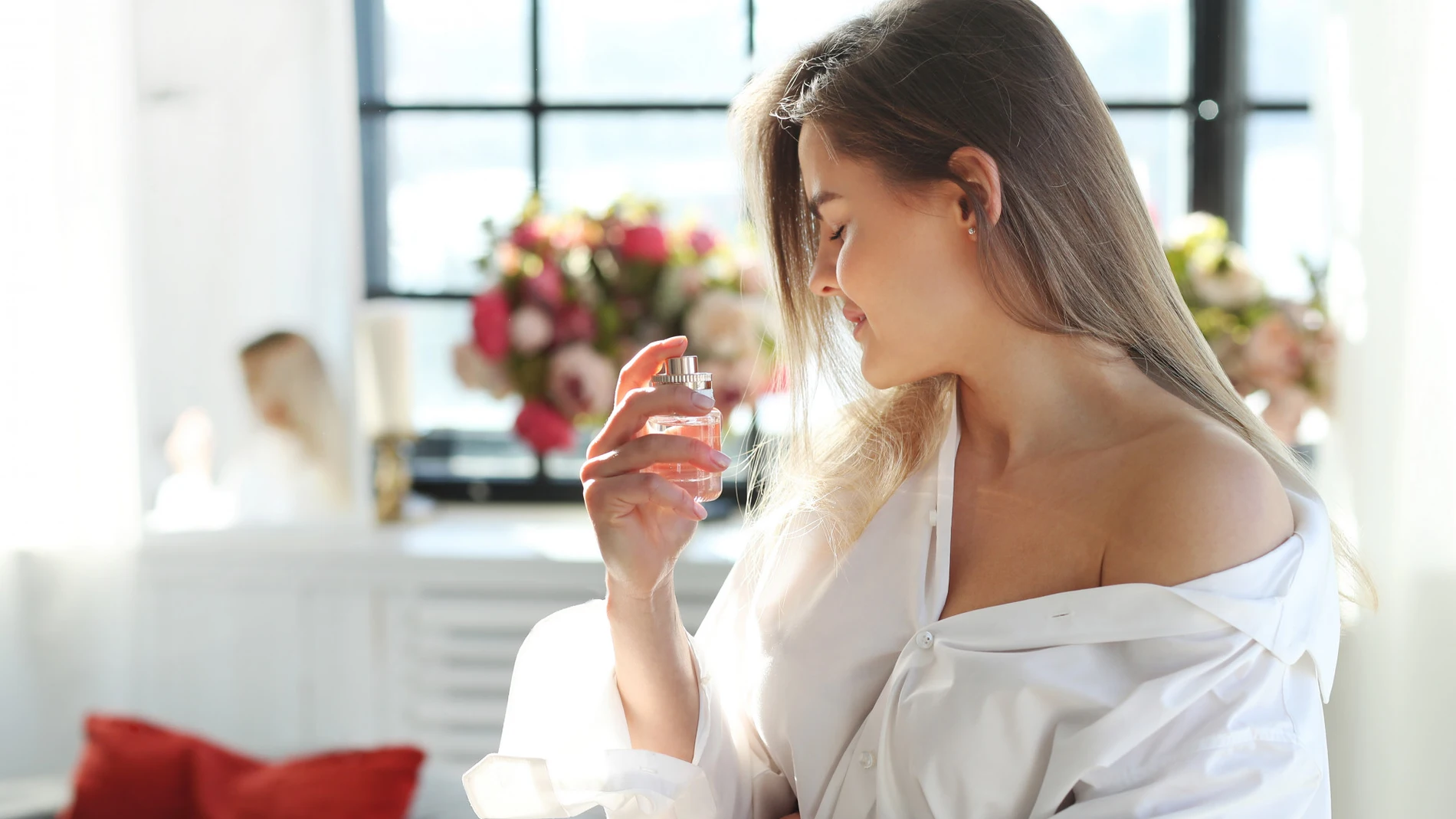 Ni frotes las muñecas, ni lo eches en la ropa: 5 errores que cometes al perfumarte