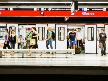 Un incendio obliga a desalojar una parada de Metro en Barcelona 