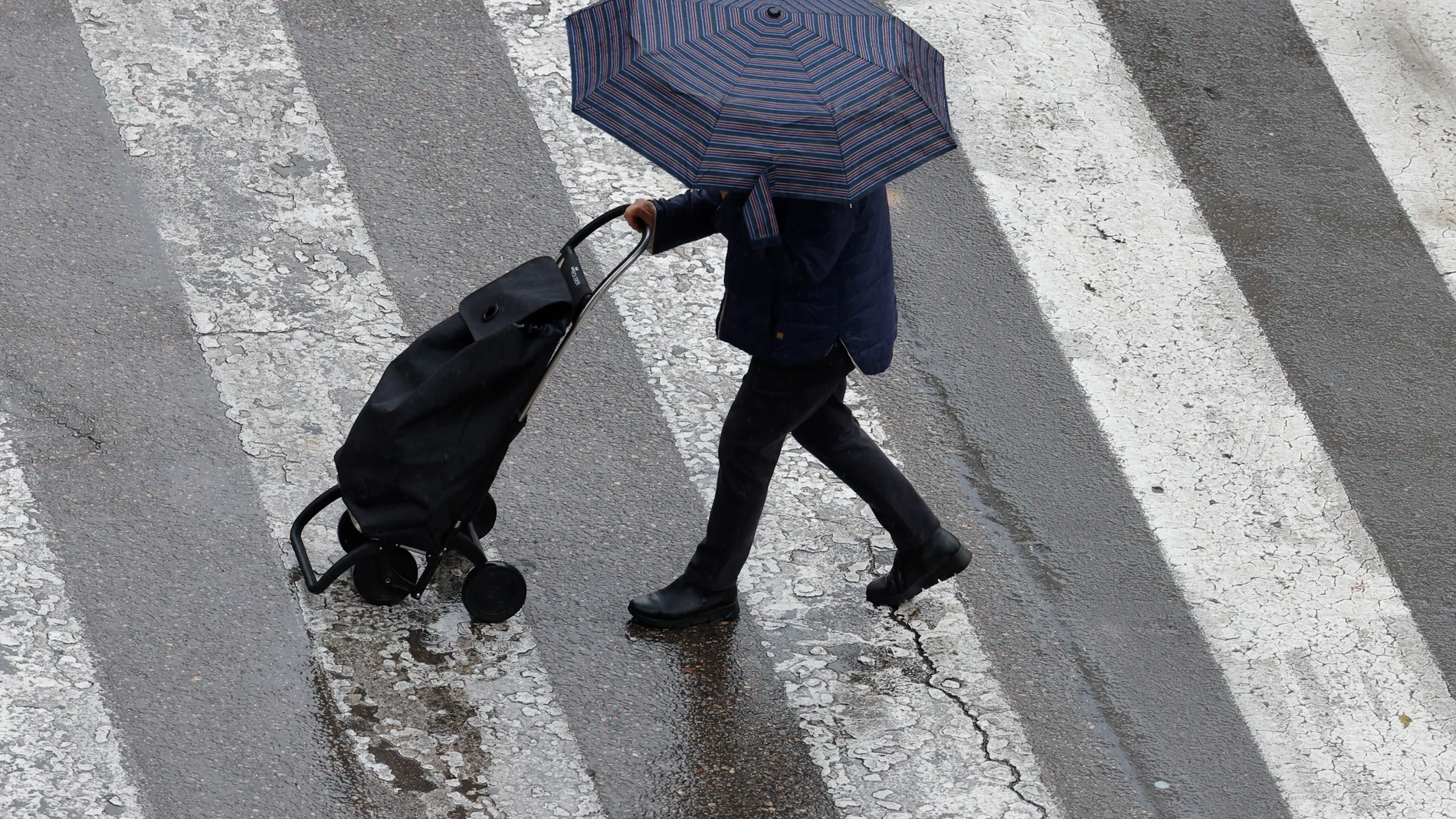 Varias personas se protegen de la lluvia este martes en Valencia