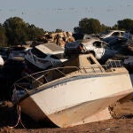 Un barco y numerosos vehículos se amontonan todavía este lunes en la localidad valenciana de Paiporta, tras la tragedia de la dana del pasado 29 de octubre