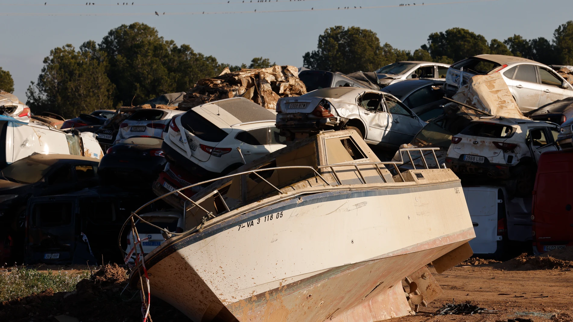 Un barco y numerosos vehículos se amontonan todavía este lunes en la localidad valenciana de Paiporta, tras la tragedia de la dana del pasado 29 de octubre