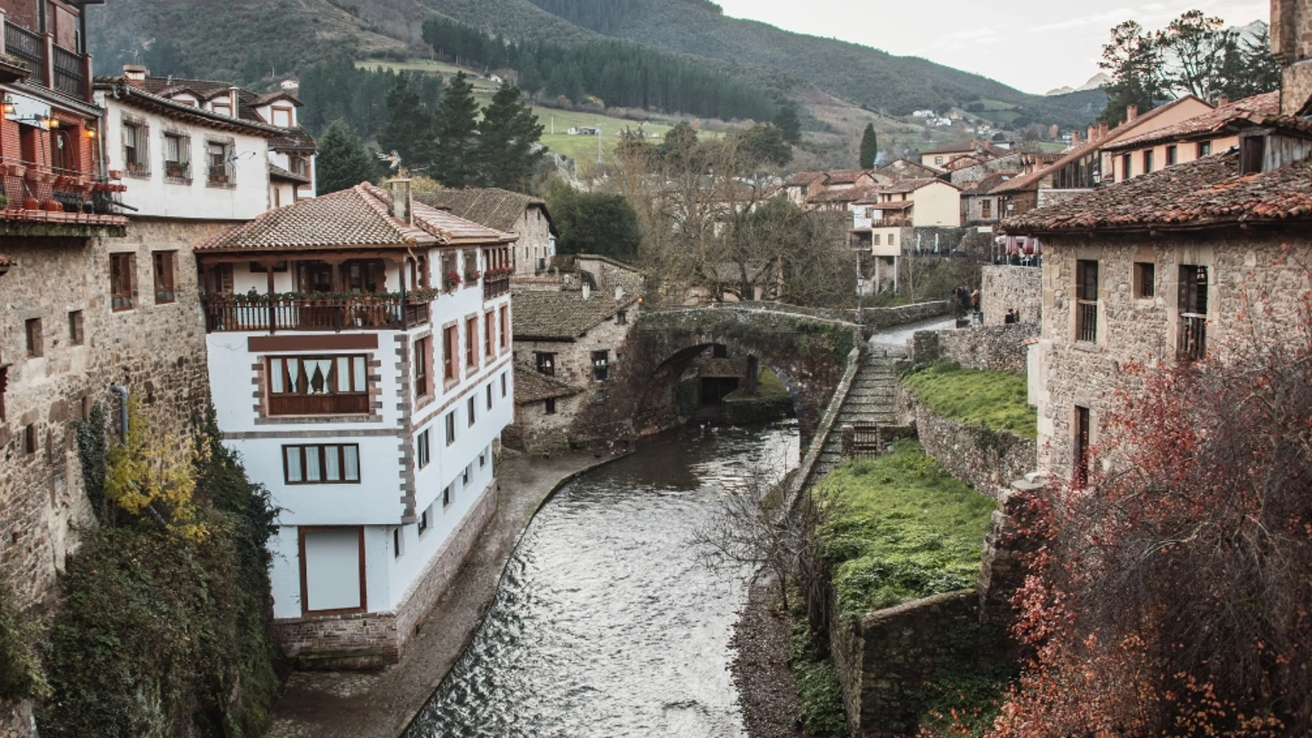 El último pueblo costero del occidente cántabro que es aún conserva su paisaje salvaje