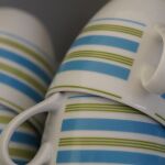Adiós a guardar las tazas apiladas: el truco japonés para ganar espacio en la cocina