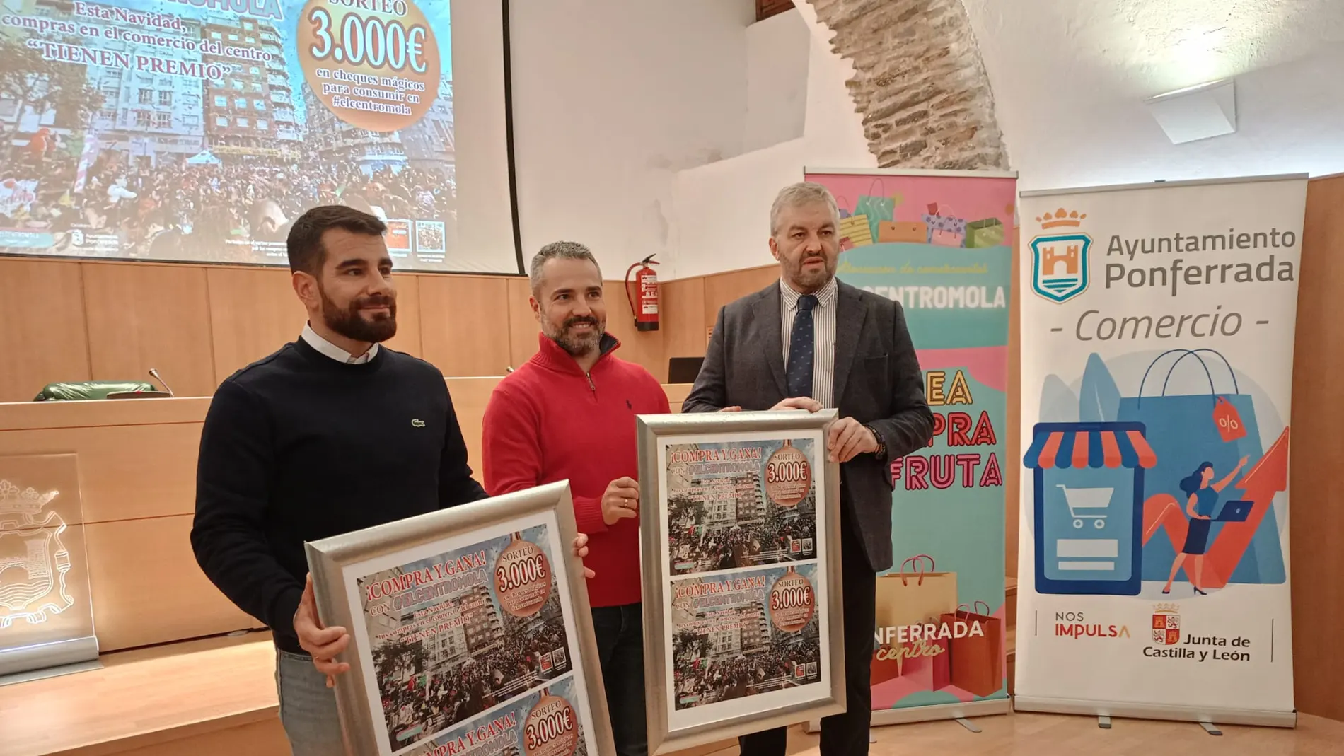 El presidente del Centro Mola, Iván Rodríguez, durante la presentación de las actividades navideñas junto al concejal David Pacios