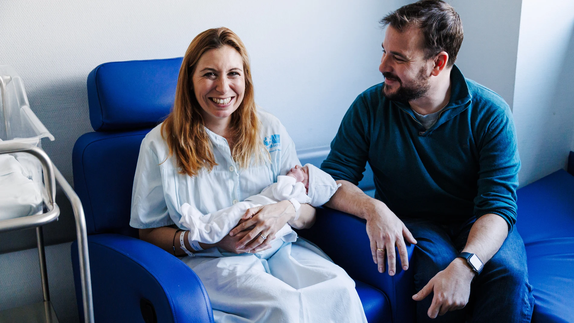 Alba Mayoral y Guillermo Pérez de Juan, posan con su hija Lucía, que ha sido el primer bebé nacido en 2025 en España, en el Hospital Universitario de Torrejón, a 1 de enero de 2025, en Torrejón de Ardoz, Madrid (España). Lucía nació a las 00.00 horas con un peso de 2,920 kilos. Aunque no existen datos disponibles para el conjunto de 2024, el INE publicó en septiembre del pasado 2024 un avance de los nacimientos registrados hasta entonces y muestra que la tendencia se agrava: el número de naci...