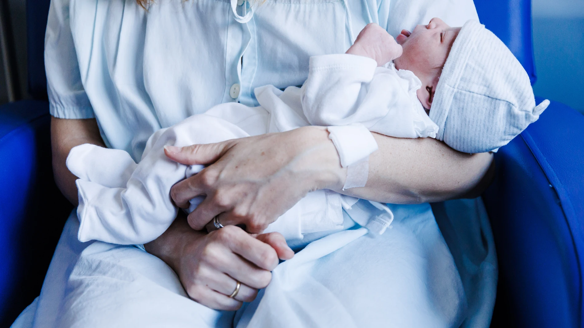 Alba Mayoral posa con su hija Lucía, que ha sido el primer bebé nacido en 2025 en España, en el Hospital Universitario de Torrejón, a 1 de enero de 2025, en Torrejón de Ardoz, Madrid (España). Lucía nació a las 00.00 horas con un peso de 2,920 kilos. Aunque no existen datos disponibles para el conjunto de 2024, el INE publicó en septiembre del pasado 2024 un avance de los nacimientos registrados hasta entonces y muestra que la tendencia se agrava: el número de nacimientos sigue cayendo y se s...