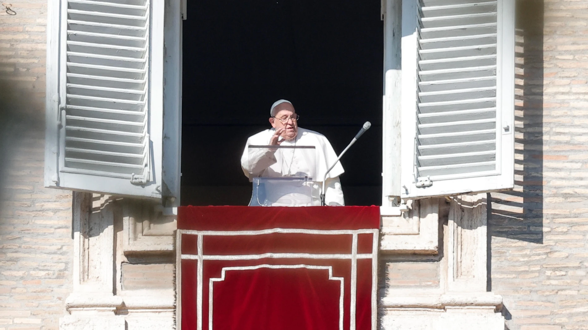 Vatican City (Vatican City State (holy See)), 01/01/2025.- Pope Francis leads the Angelus prayer, a traditional Sunday prayer, from the window of his office overlooking Saint Peter's Square, Vatican City, 01 January 2025. (Papa) EFE/EPA/GIUSEPPE LAMI