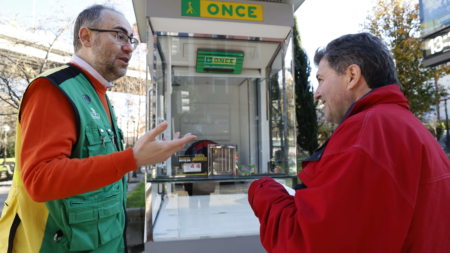 El sorteo del Extra de Navidad de la ONCE ha repartido 4 millones de euros en el barrio bilbaíno de Rekalde, donde se han vendido diez cupones premiados con 400.000 euros cada uno. Según ha informado la ONCE, los diez cupones fueron vendidos por Alexander de la Fuente (i) en sus puntos de venta en la plaza de Rekalde (frente al ambulatorio) y en la calle Salou del mismo barrio. EFE/ Miguel Toña