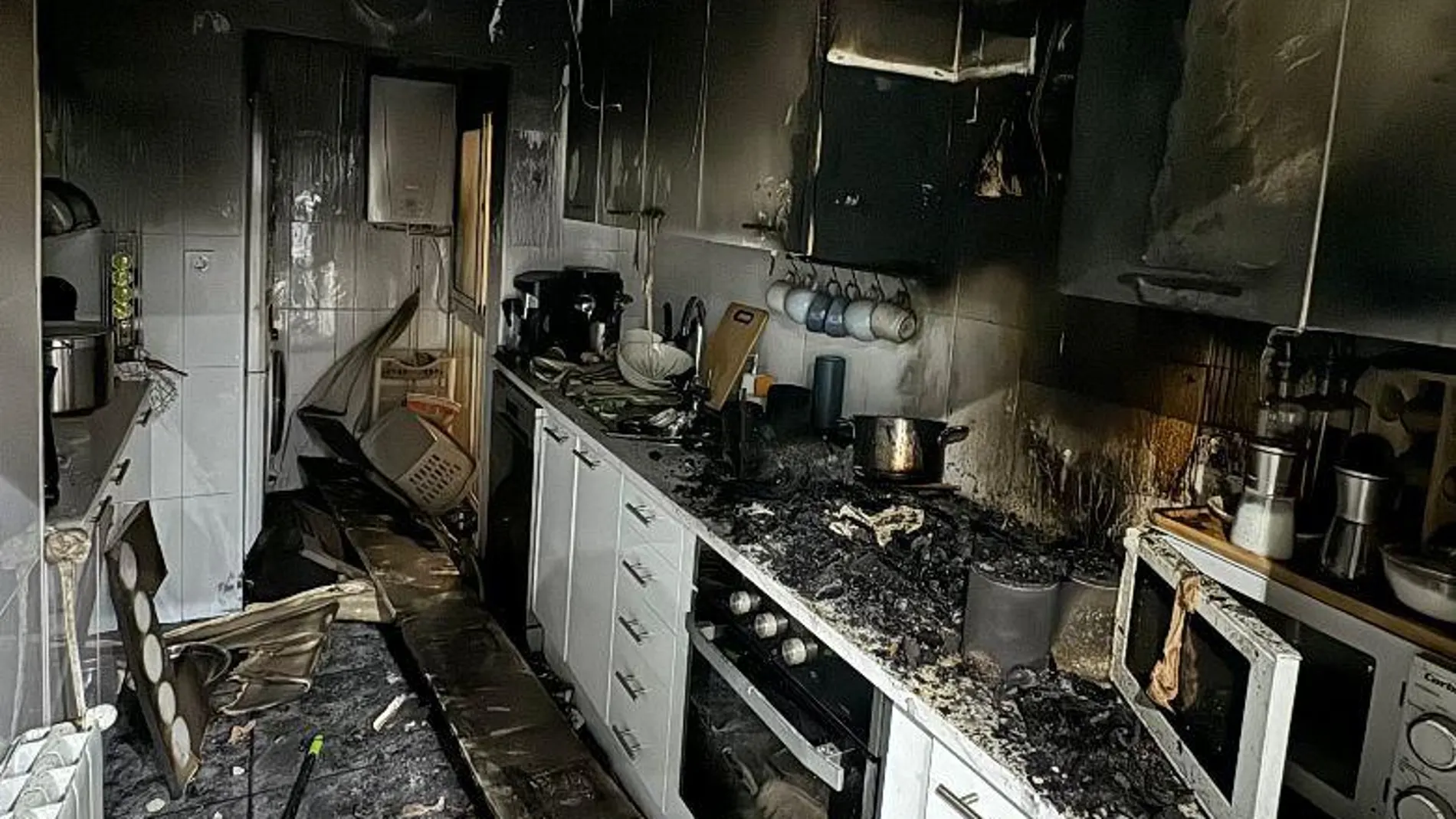 Dos policías fuera de servicio rescatan a su propio vecino de un incendio en Terrassa