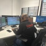Un trabajador del Centro de Coordinación de Emergencias de la Región de Murcia