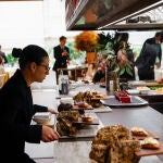 Una camarera trabajando en un restaurante de Murcia