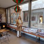 María Eugenia Lafuente, directora del CIFO La Merced, entrega los productos elaborados en el centro.