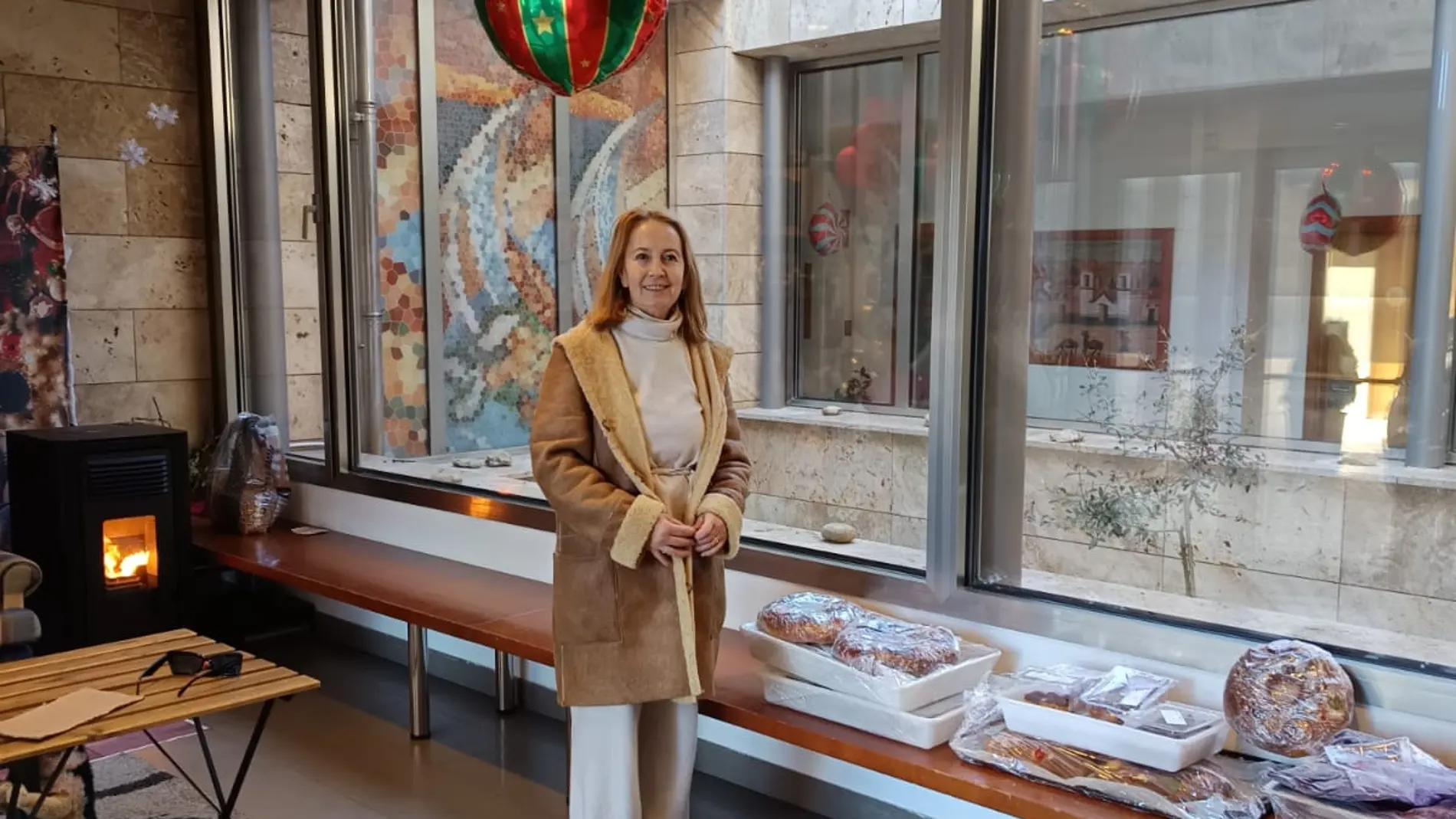 María Eugenia Lafuente, directora del CIFO La Merced, entrega los productos elaborados en el centro.