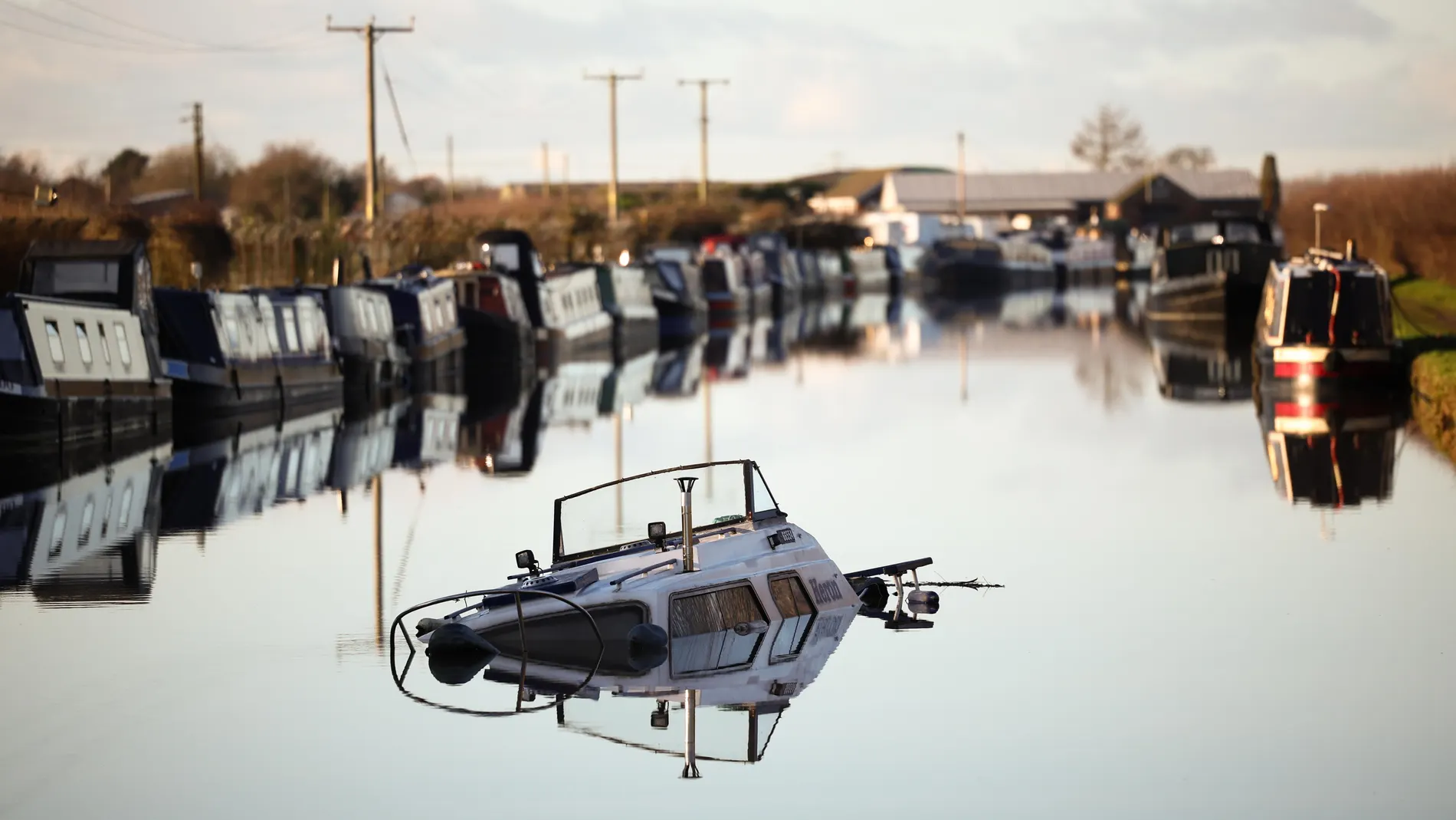 FOTODELDÍA Little Bollington (Reino Unido), 02/01/2025. - Un barco hundido en el Bridgewater Canal en Reino Unido este jueves. El canal se derrumbó durante fuertes lluvias en el norte de Reino Unido el día de Año Nuevo.EFE/ Adam Vaughan