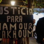 La comunidad senegalesa de Sevilla se ha concentrado por la muerte de un hombre, natural de Senegal que falleció tras arrojarse al río cuando huía de los agentes de la Policía Local