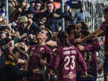 El Pontevedra celebra un gol con su afici&oacute;n en Pasar&oacute;n