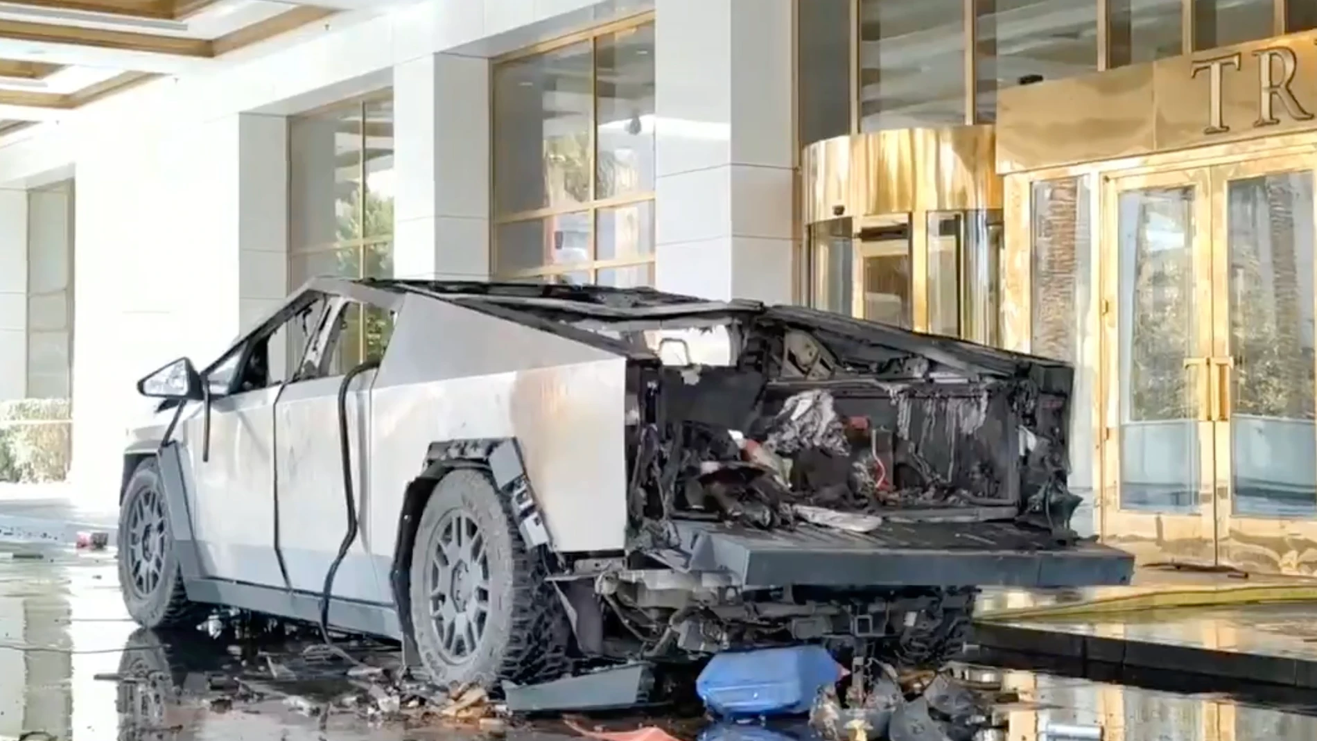 Las Vegas (United States), 01/01/2025.- A frame grab taken from a drone video released by the Las Vegas Metropolitan Police Department (LVMPD) on 02 January 2025 shows the remains of a Tesla Cybertruck that exploded in front of the Trump Hotel in Las Vegas, Nevada, USA, 01 January 2025. According to authorities, the bed of the truck was filled with gas and fireworks. Law enforcement officials identified the driver, who was killed in the explosion, as Matthew Livelsberger. EFE/EPA/LAS VEGAS ME...
