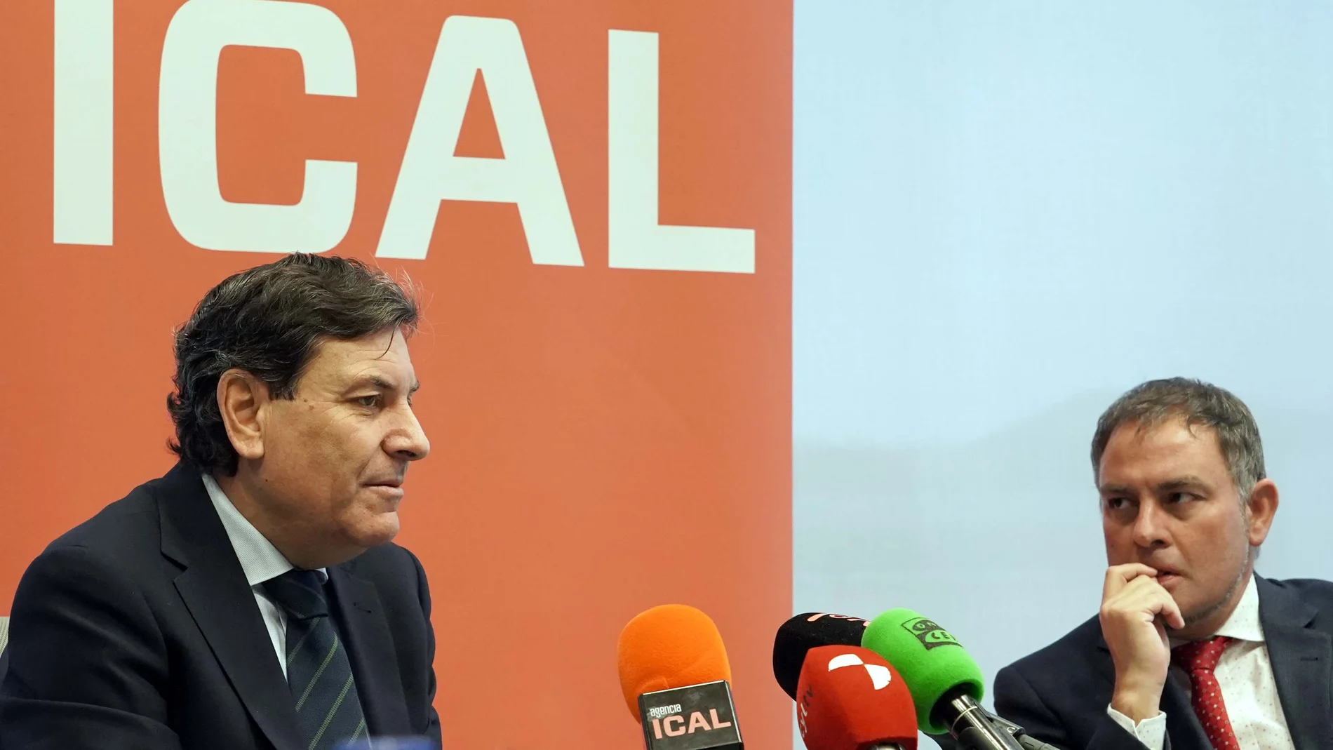 El consejero Carlos Fernández Carriedo junto al director de la Agencia Ical, Luis Miguel Torres, durante el Desayuno Informativo