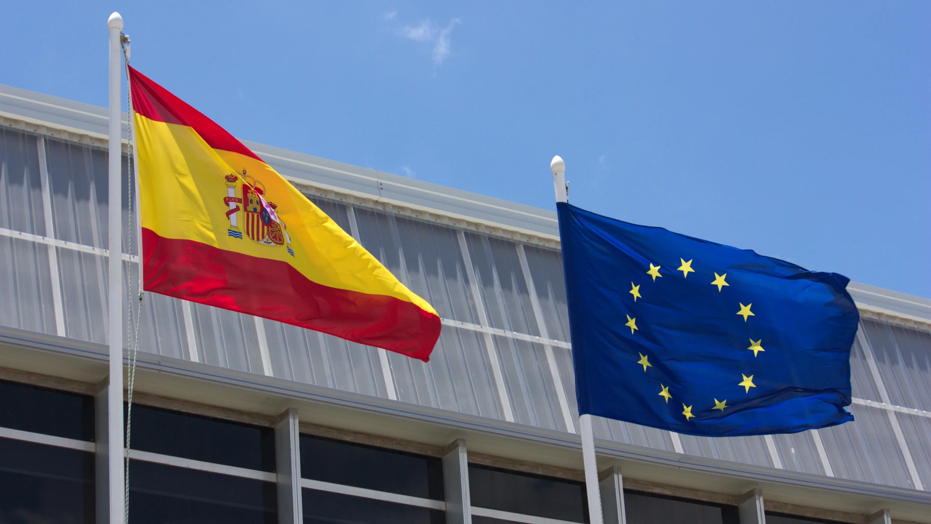 Las banderas son un símbolo que refleja el sentimiento nacional de cada país, tal como puede ser el himno o un escudo, como es el caso de España