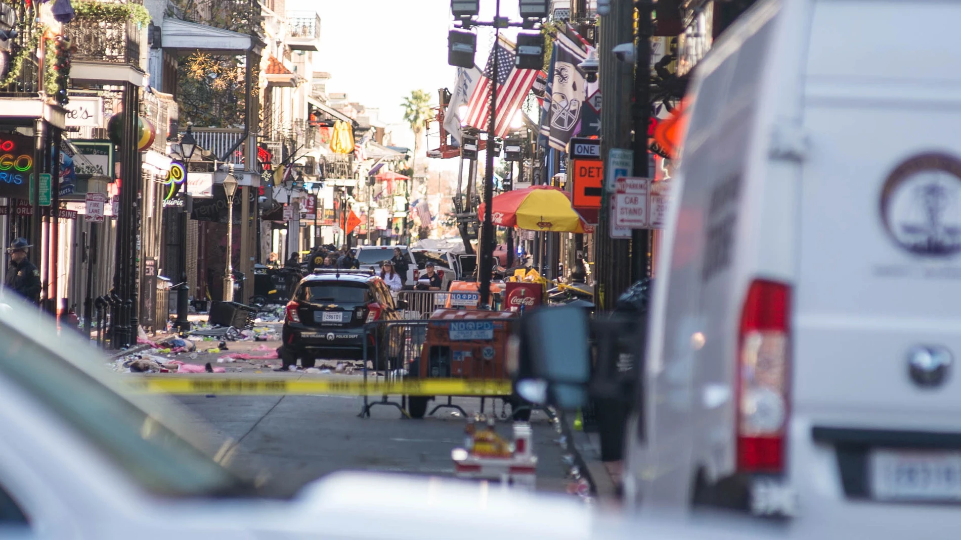 -FOTODELDÍA- New Orleans (United States), 01/01/2025.- Fotografía de la escena donde un vehículo atropelló a ciudadanos este miércoles, en Nueva Orleáns (EE.UU.) EFE/EPA/SHAWN FINK
