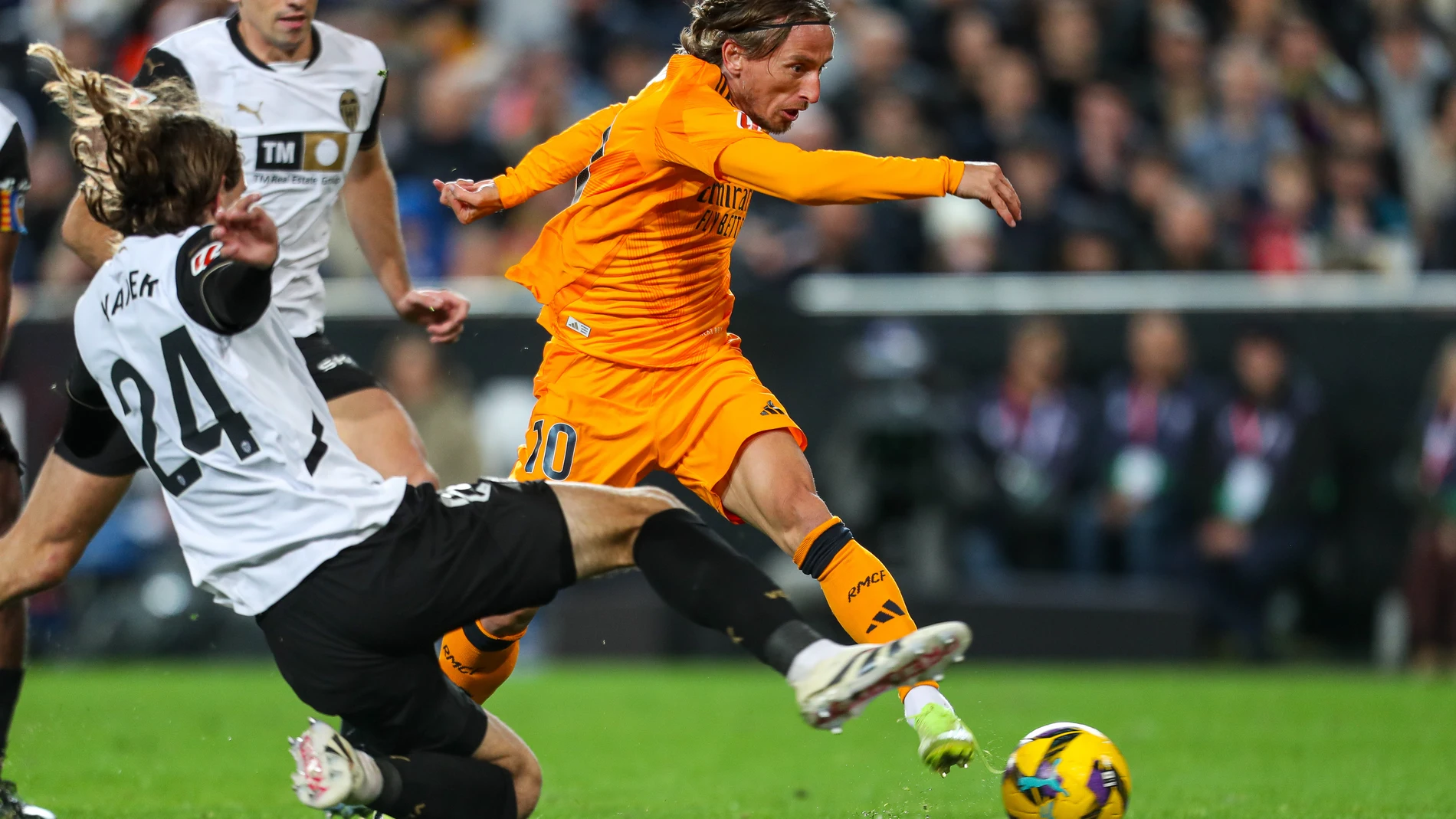 Luka Modric of Real Madrid shoot for goal during the Spanish league, La Liga EA Sports, football match played between Valencia CF and Real Madrid at Mestalla stadium on January 3, 2025, in Valencia, Spain.AFP7 03/01/2025 ONLY FOR USE IN SPAIN