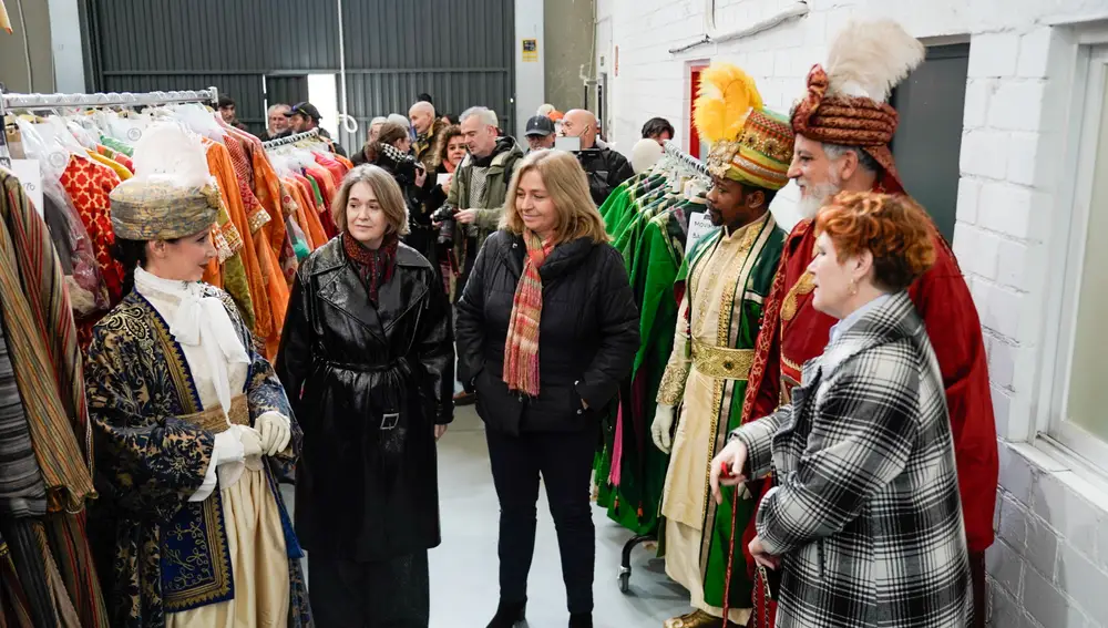Marta Rivera de la Cruz e Inma Sanz, en la nave 20 de Algete