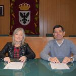 La alcaldesa de Aguilar de Campoo, María José Ortega; y el director Corporativo de Galletas Gullón, Paco Hevia, renuevan el convenio