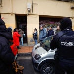 Se atrinchera en una vivienda de Zaragoza tras agredir a dos personas con arma blanca