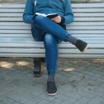 Sentarse con las piernas cruzadas es un hábito que tiende a ser común en muchas personas, pero estar mucho tiempo en esa posición podría tener ciertos riesgos
