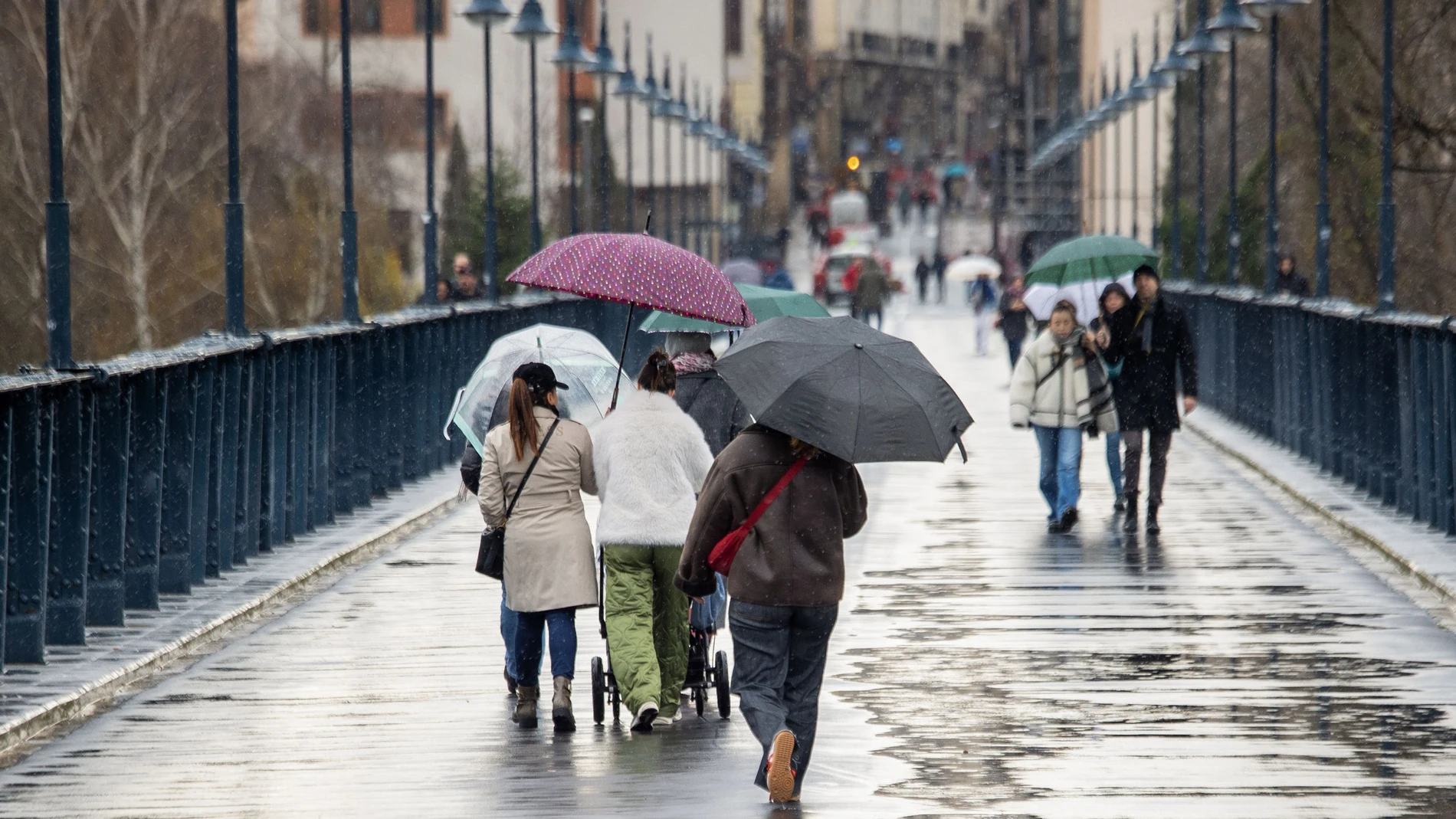 LOGROÑO 03/01/2025.- Varias personas se protegen de la lluvia, este viernes en Logroño. Los Reyes llegarán "pasados por agua", gracias a la influencia de una borrasca y frentes atlánticos asociados que se irán sucediendo y extendiendo desde este viernes y provocarán en los próximos días precipitaciones en prácticamente todo el territorio español, con ascenso de temperaturas en algunas zonas y pocos cambios en otras.-EFE/ Raquel Manzanares