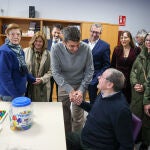 El presidente de la Generalitat, Carlos Mazón, en su visita hoy a la Asociación de Familiares y Amigos de Enfermos de Alzheimer en Alicante, AFA