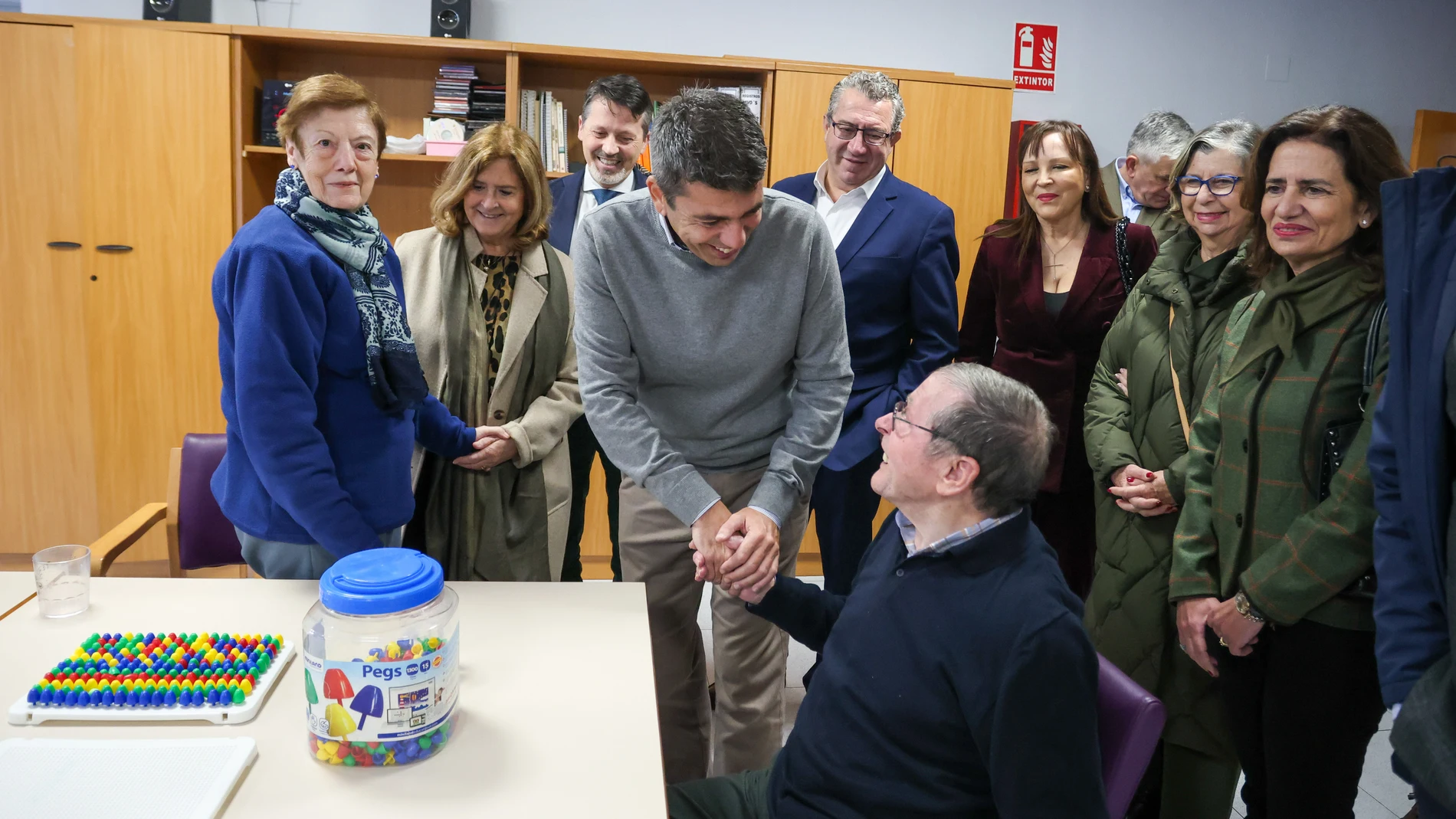 El presidente de la Generalitat, Carlos Mazón, en su visita hoy a la Asociación de Familiares y Amigos de Enfermos de Alzheimer en Alicante, AFA