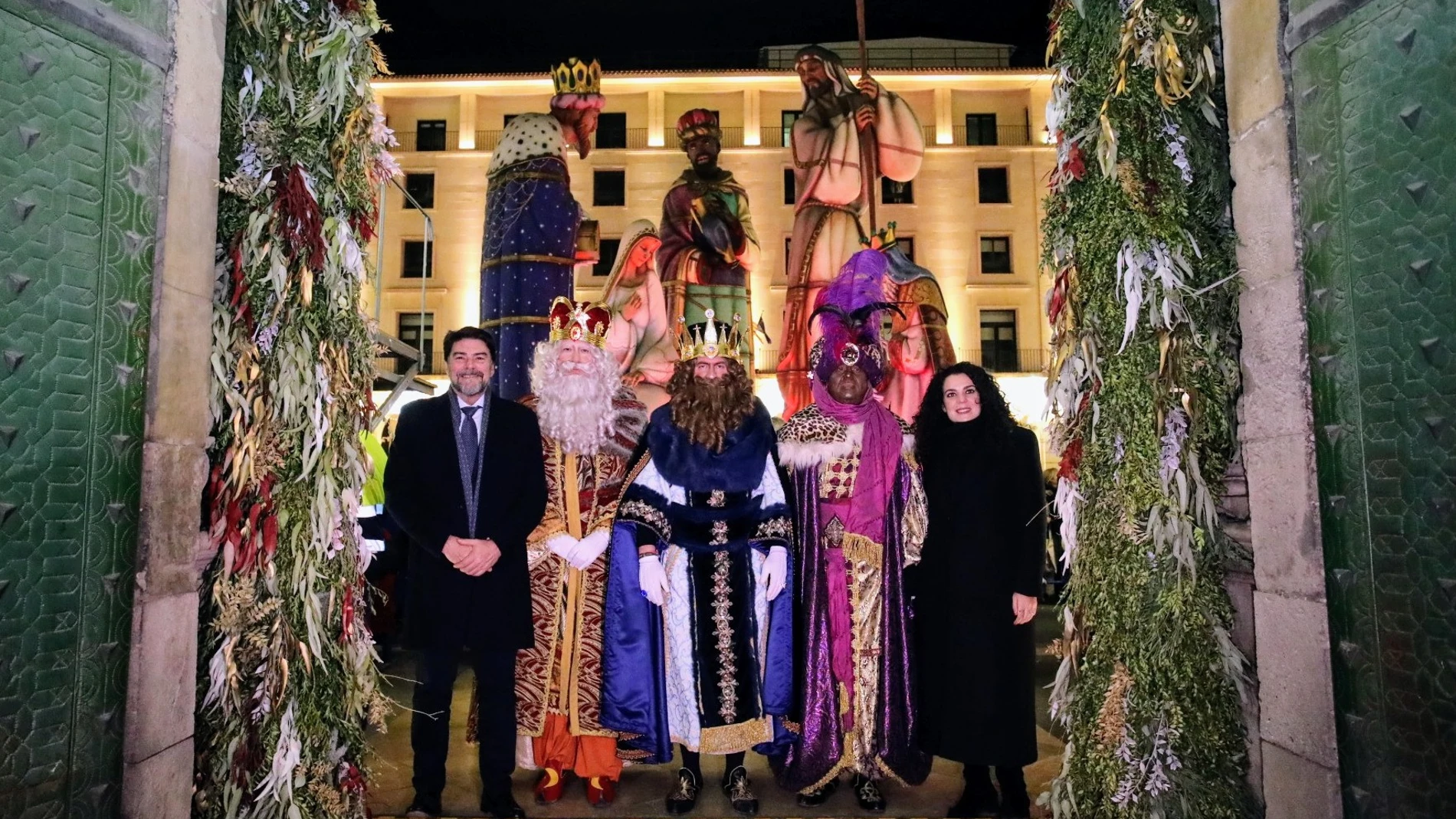 El alcalde de Alicante, Luis Barcala, y la concejala de Fiestas, Cristina Cutanda, posan con Melchor, Gaspar y Baltasar con el Belén Gigante, es récord Guiness, de fondo