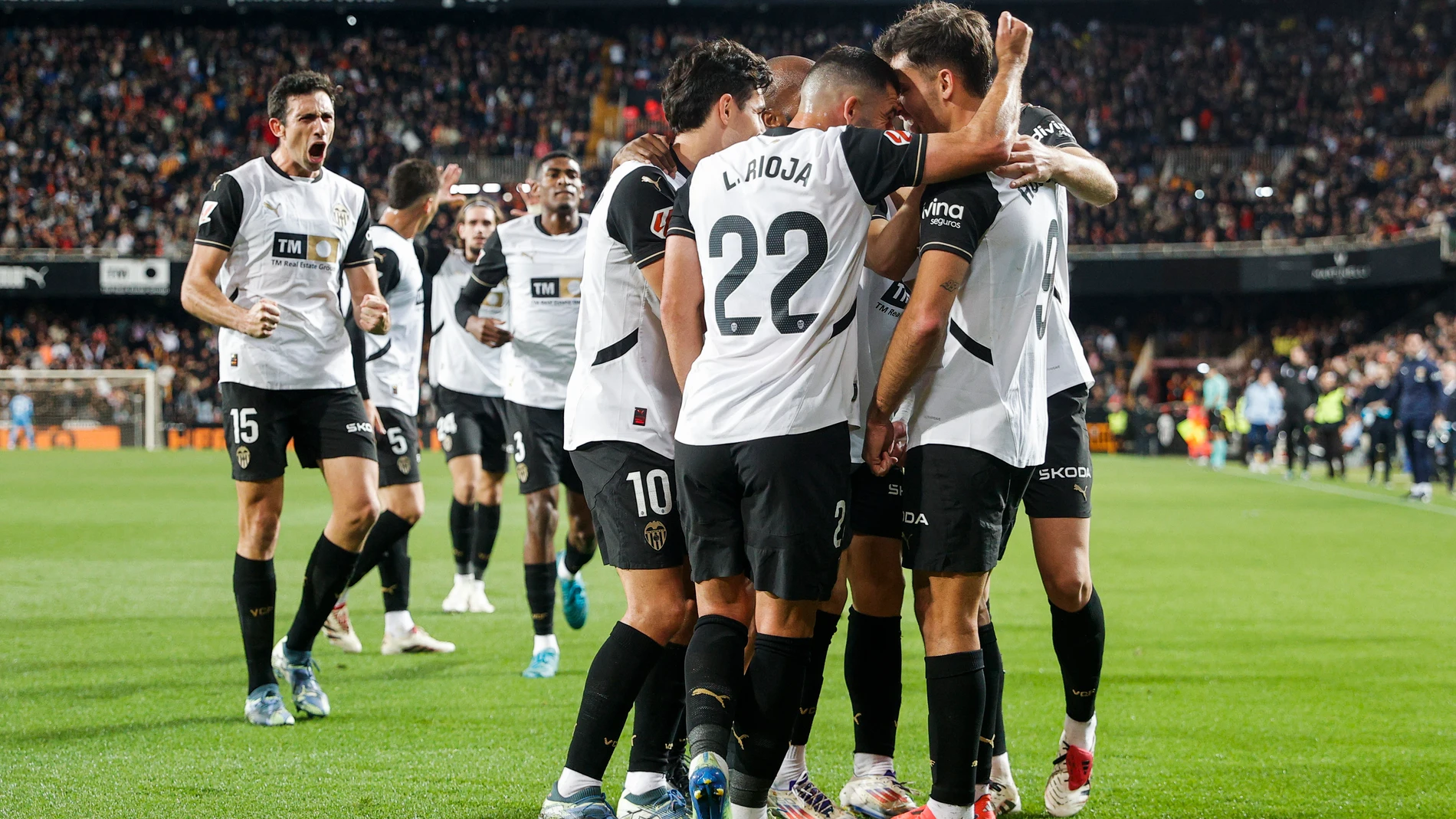 VALENCIA, 03/01/2025.- El delantero del Valencia Hugo Duro (d) celebra con sus compañeros su gol durante el partido de la jornada 12 de LaLiga que Valencia CF y el Real Madrid disputan hoy viernes en el estadio de Mestalla, en Valencia. EFE/Manuel Bruque