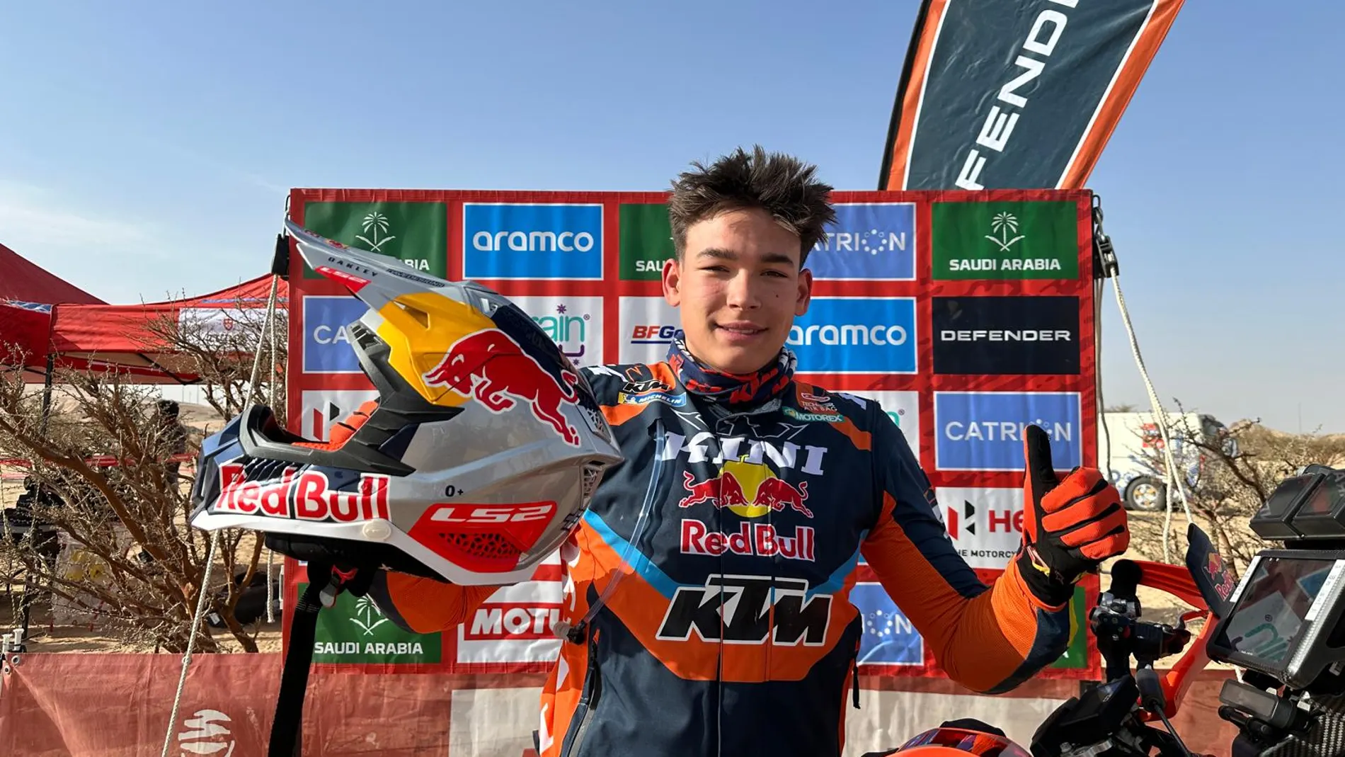 Edgar Canet celebra su victoria de etapa en la categoría Rally 2