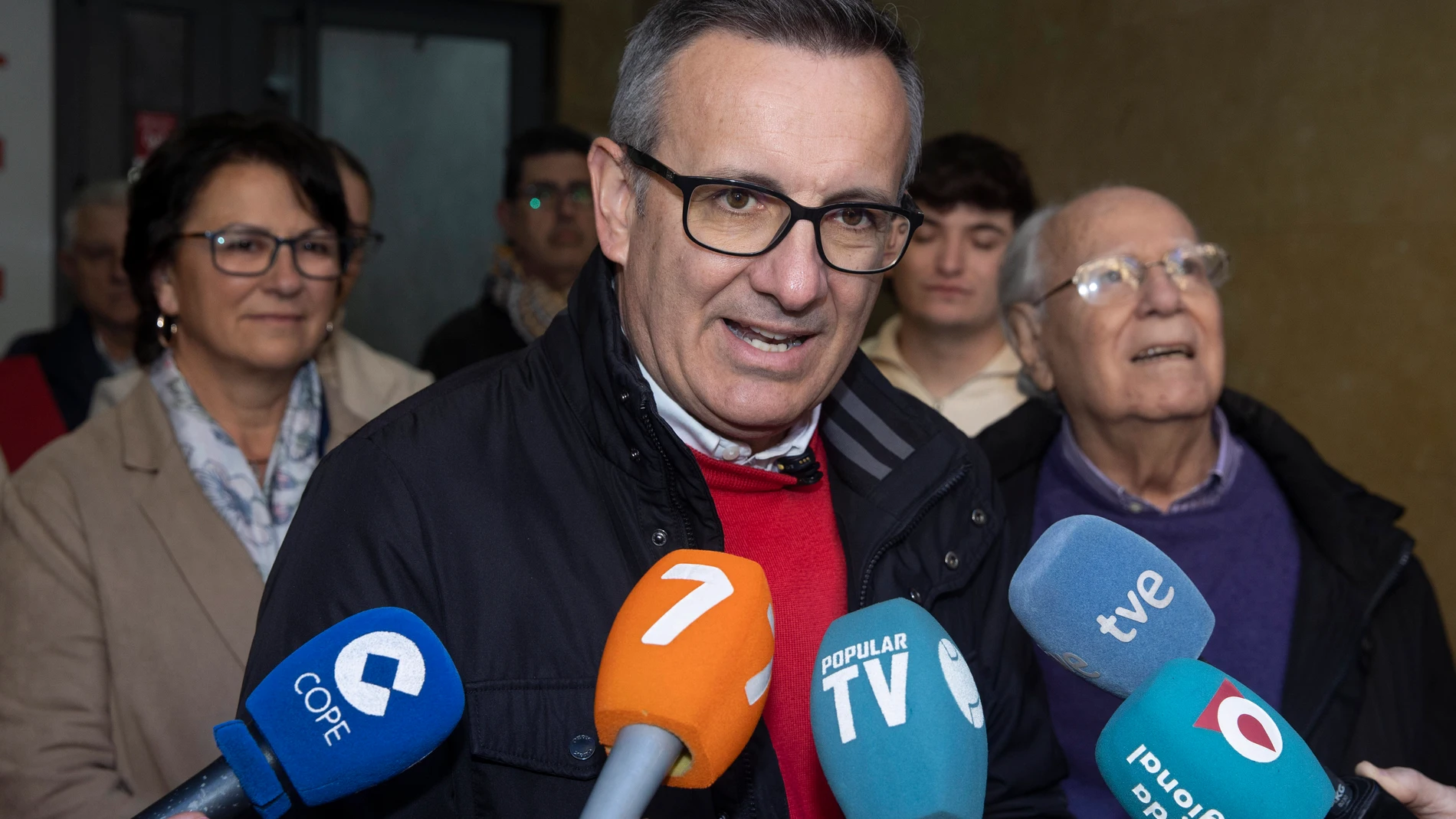 MURCIA, 03/01/2024.- El precandidato a las primarias del PSOE en la Región de Murcia Diego Conesa atiende a la prensa, acompañado por el ex presidente de la Comunidad de Murcia Carlos Collado (d), momentos antes de presentar los avales necesarios para concurrir a las primarias de su partido, este viernes a las puertas del Partido en Murcia. EFE/Marcial Guillén