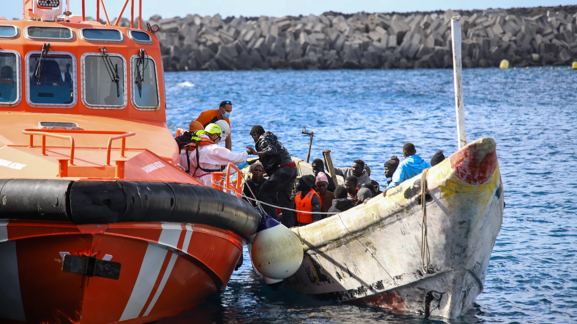 LA RESTINGA (EL HIERRO), 03/01/2025.- Salvamento Marítimo ha acompañado hasta el muelle de La Restinga a los 62 ocupantes, entre ellos una mujer, de un segundo cayuco que ha alcanzado este viernes la costa de El Hierro. EFE/ Luis G Morera