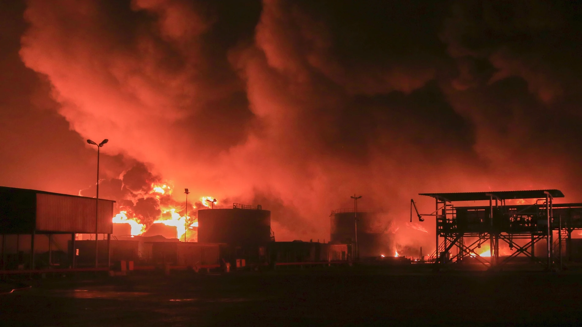 FILE.- Oil tanks burn at the port in Hodeidah, Yemen, Saturday, July 20, 2024. The Israeli army said it has struck several Houthi targets in western Yemen following a fatal drone attack by the rebel group in Tel Aviv the previous day. (AP Photo,File)
