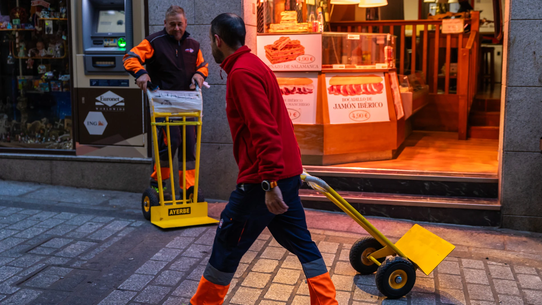 TOLEDO, 03/01/2025.- Dos hombres trabajan en las calles de Toledo este viernes cuando el Ministerio de Trabajo ha informado de que el mercado laboral sumó 501.952 afiliados en 2024 cerrando el año por encima de los 21,3 millones de ocupados, mientras que el desempleo se redujo en 146.738 personas hasta los 2,56 millones, la menor cifra en 17 años, desde diciembre de 2007. EFE/Ángeles Visdómine