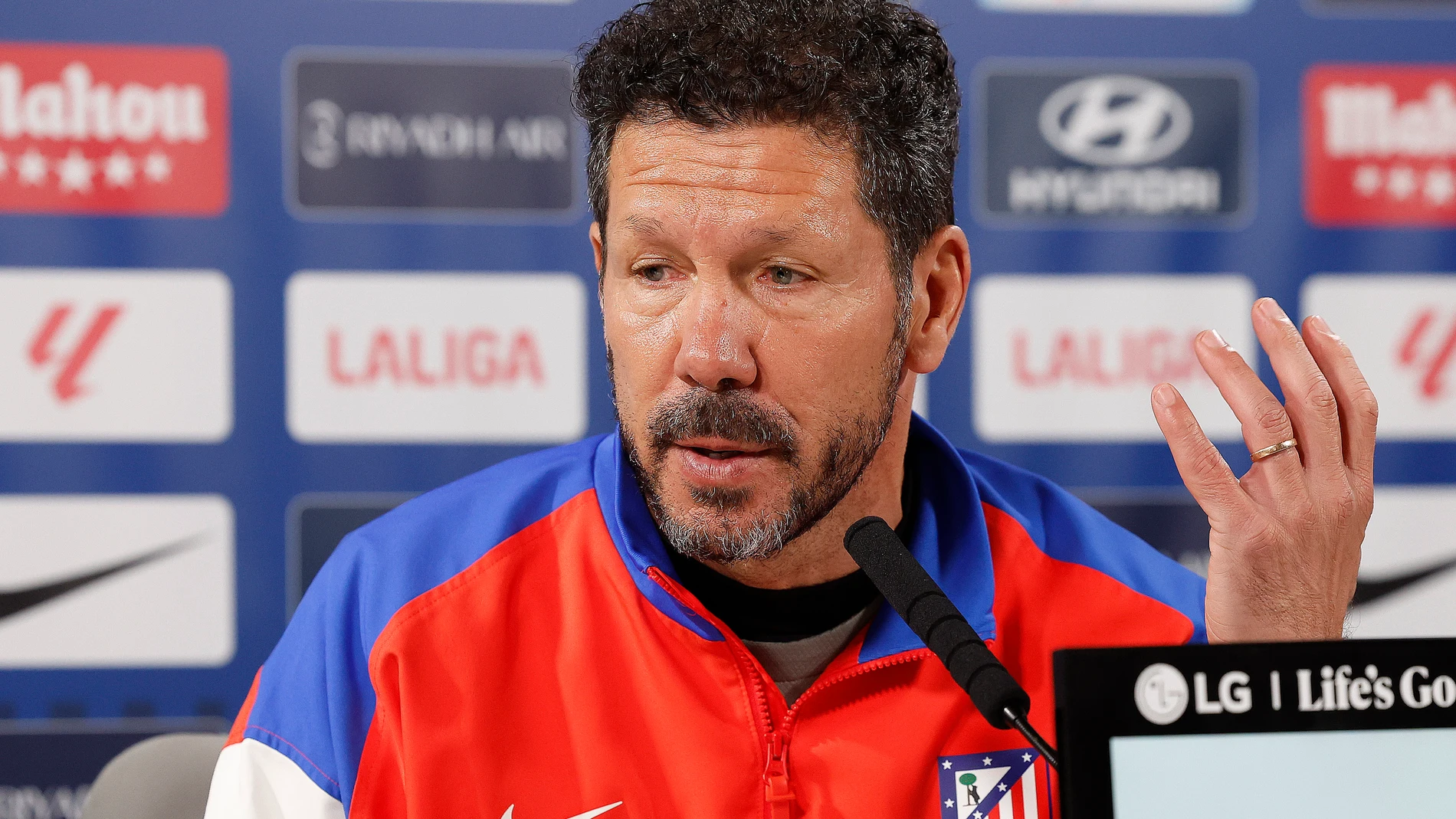 MAJADAHONDA (MADRID), 03/01/2025.-El entrenador del Atlético de Madrid Diego Simeone, durante la rueda de prensa tras el entrenamiento preparatorio del partido de Copa del Rey de mañana sábado contra el Marbella, este jueves en la Ciudad Deportiva de Majadahonda.-EFE/ J.P. Gandul