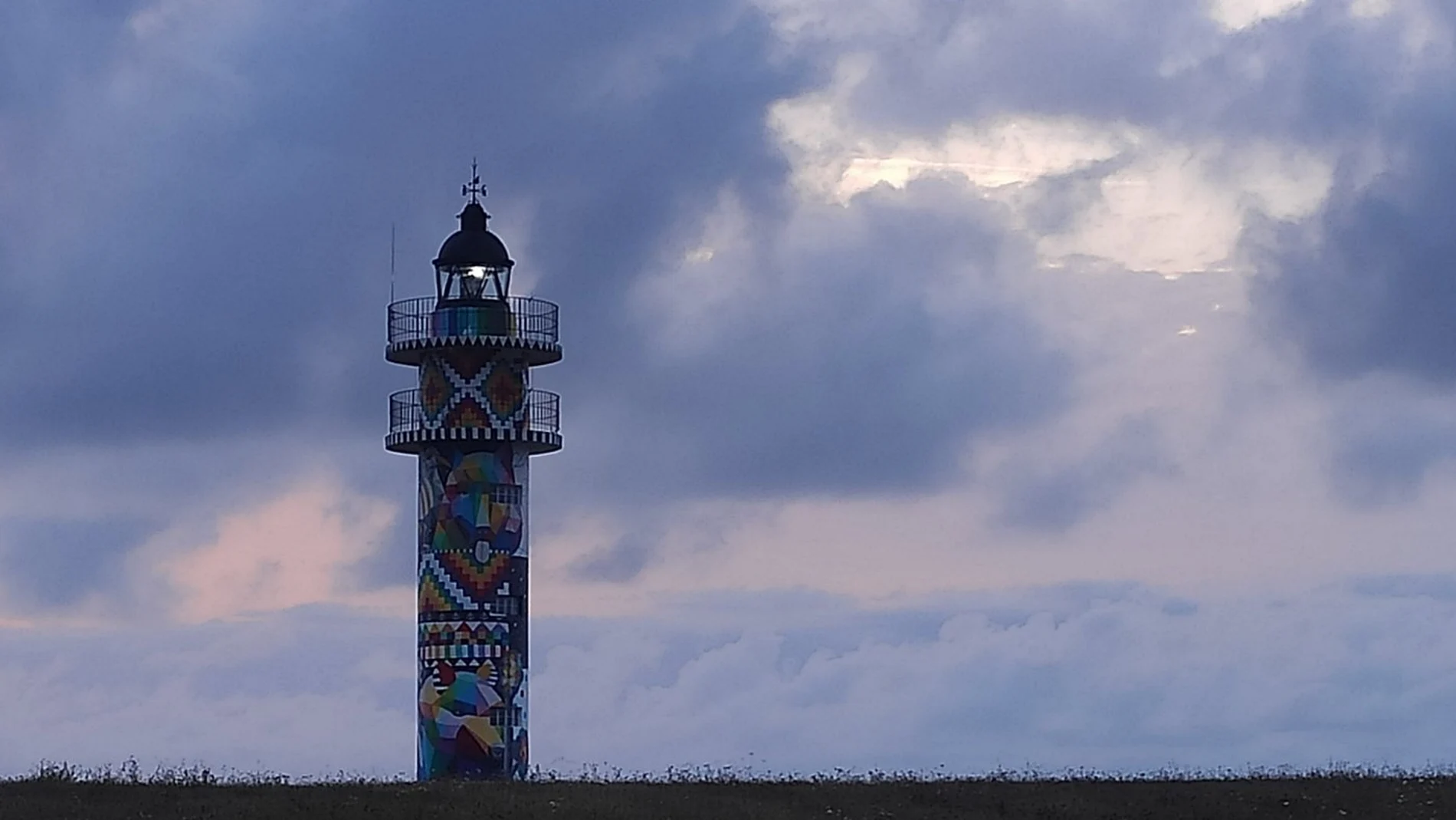 El faro multicolor que tienes que visitar en Cantabria
