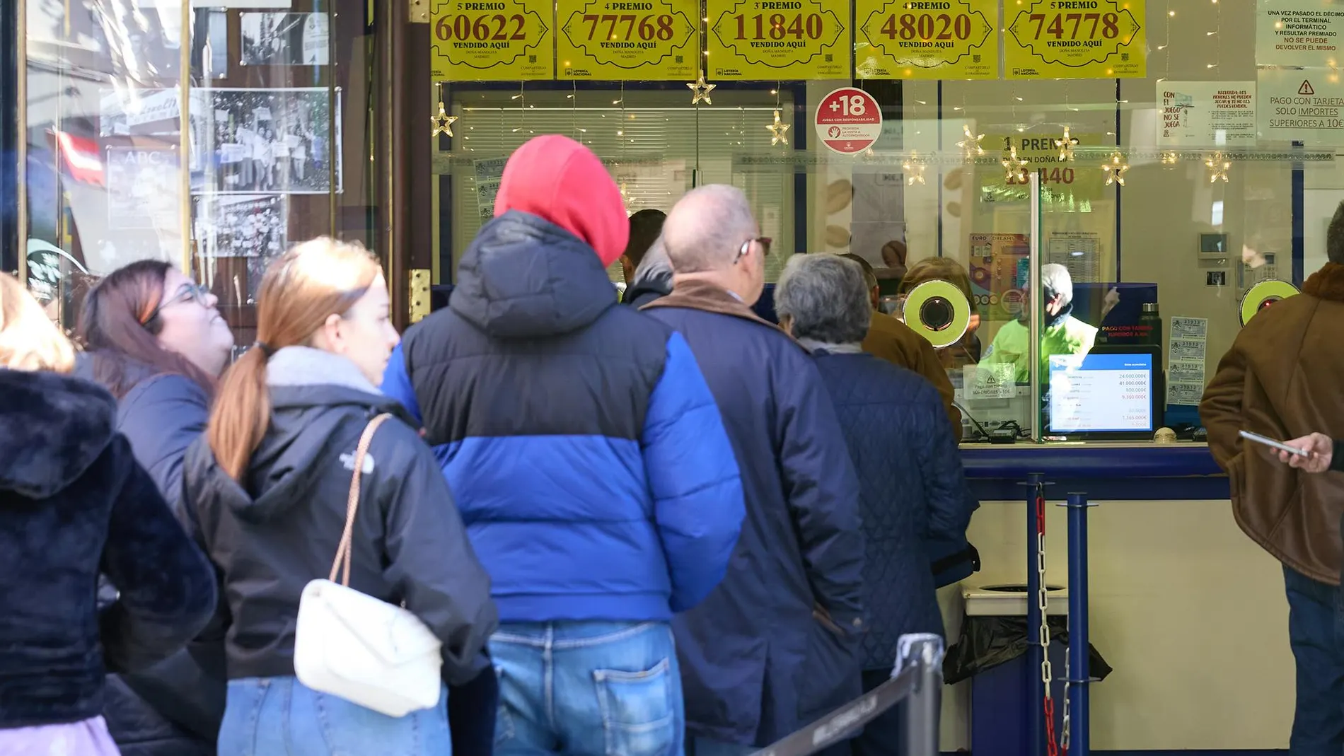 MADRID.-Madrileños y turistas apuran las últimas horas para comprar lotería del 'Niño' con colas en administraciones del centro